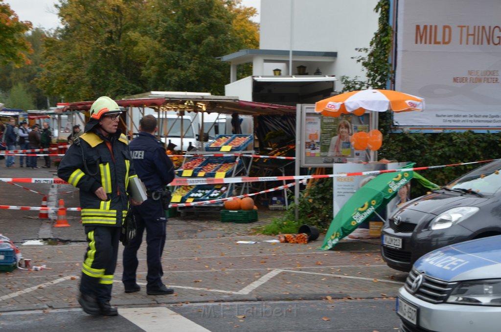 Attentat auf Fr Reker Koeln Braunsfeld Aachenerstr Wochenmarkt P13.JPG - Miklos Laubert